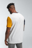 Camiseta crema clara con estampado college y manga corta en contraste