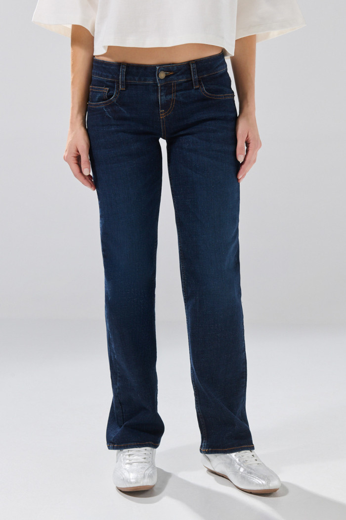 Jean straight leg azul oscuro infaltables con tiro bajo
