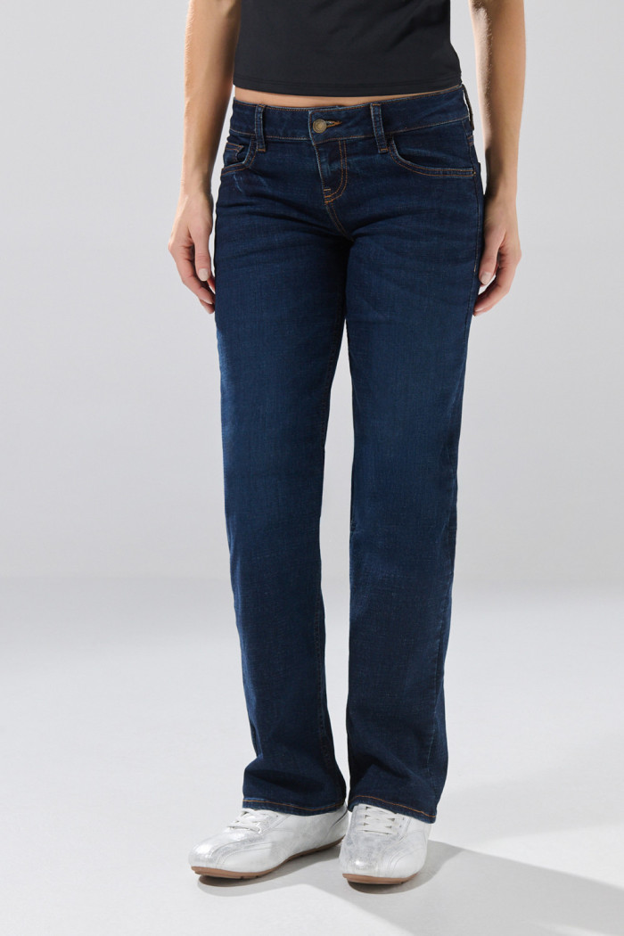 Jean straight leg azul oscuro infaltables con bota recta
