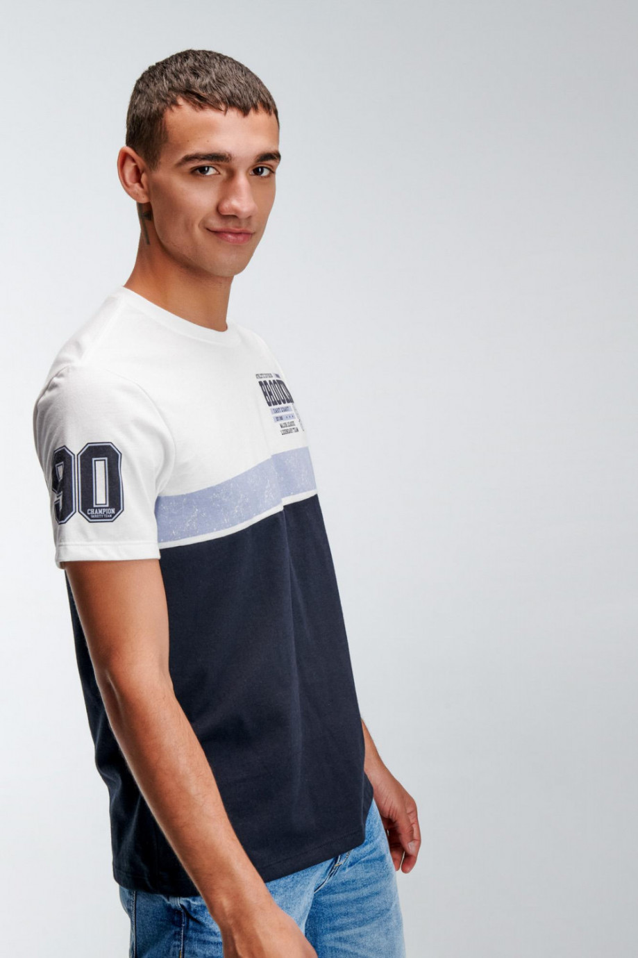Camiseta masculina, con corte horizontal y estampado en frente superior y manga.