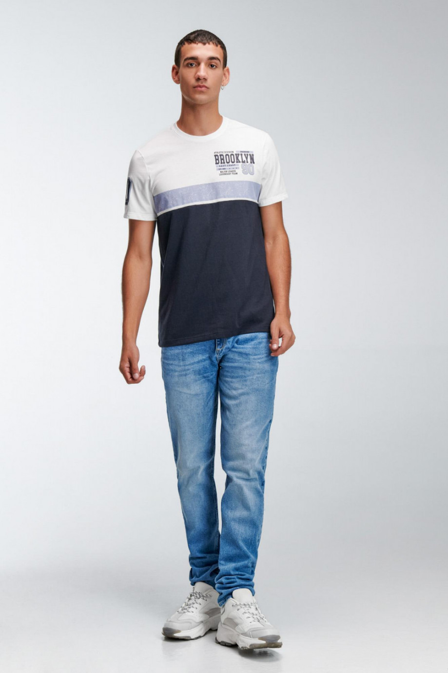 Camiseta masculina, con corte horizontal y estampado en frente superior y manga.