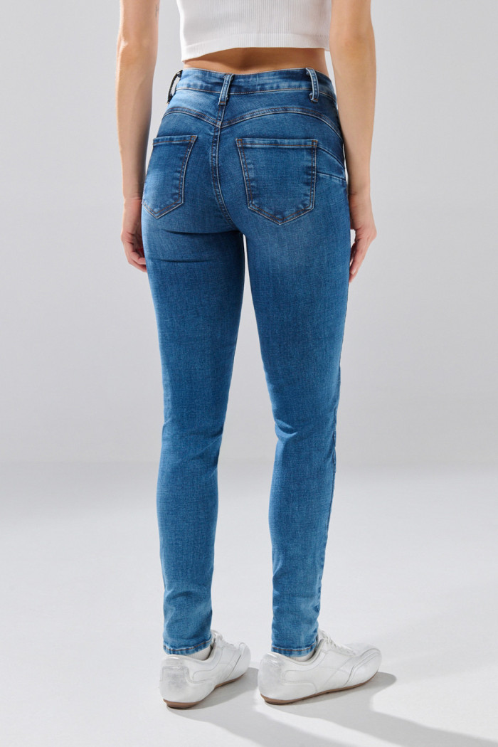 Jean azul medio push up infaltables con realce posterior
