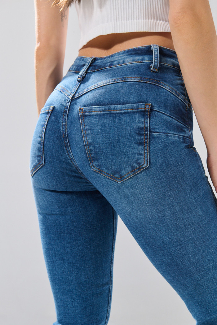 Jean azul medio push up infaltables con realce posterior

