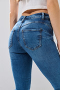 Jean azul medio push up infaltables con realce posterior
