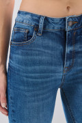 Jean azul medio push up infaltables con realce posterior
