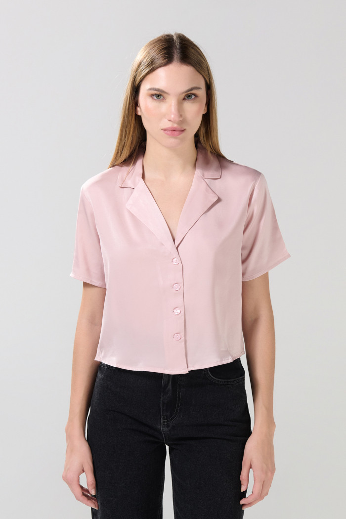 Blusa unicolor con cuello resort y manga corta