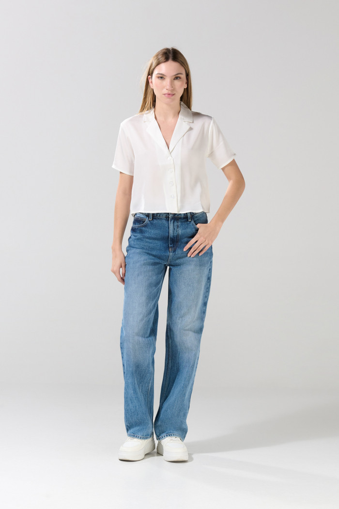 Blusa unicolor con cuello resort y manga corta