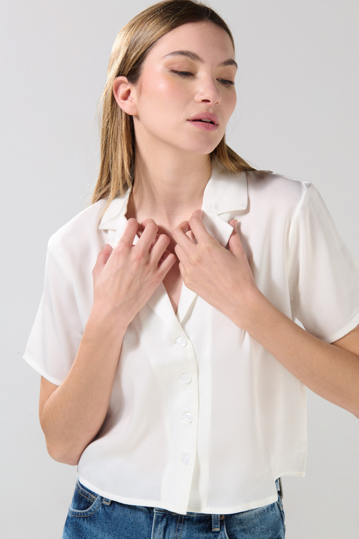 Blusa unicolor con cuello resort y manga corta