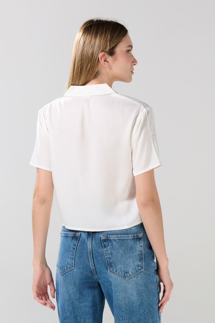 Blusa unicolor con cuello resort y manga corta