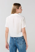 Blusa unicolor con cuello resort y manga corta