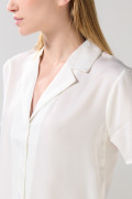 Blusa unicolor con cuello resort y manga corta