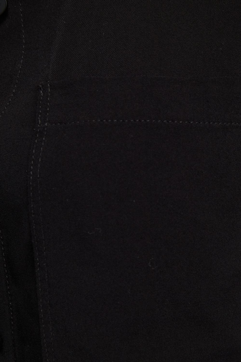 Blusa unicolor manga corta con cuello camisero y bolsillo delantero