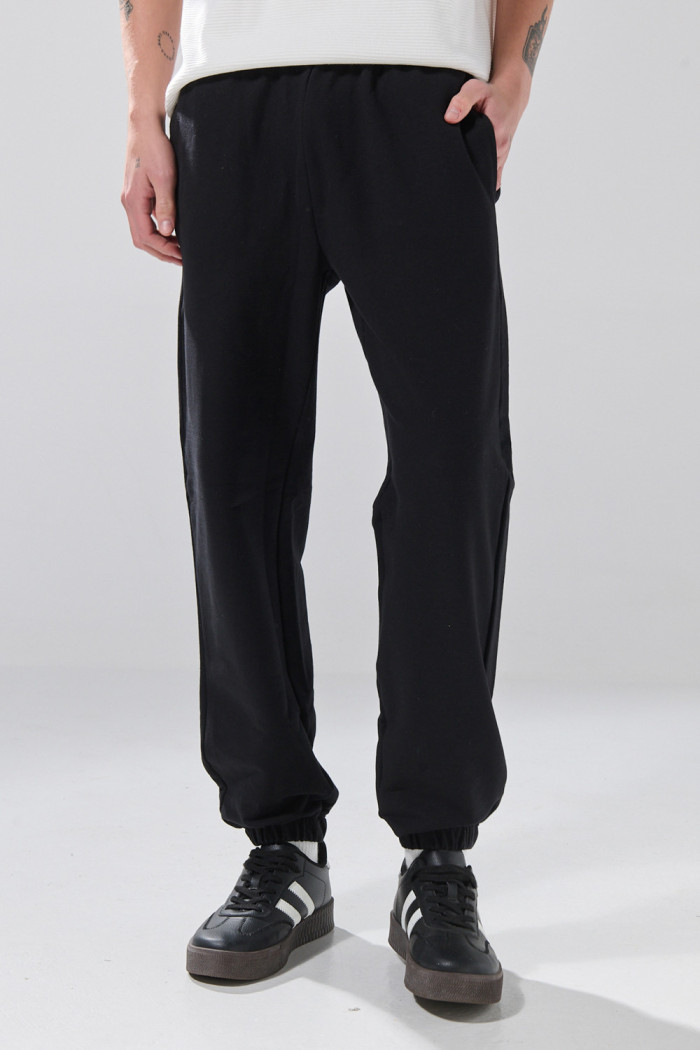 Pantalón unicolor jogger con bolsillos laterales y bota recta