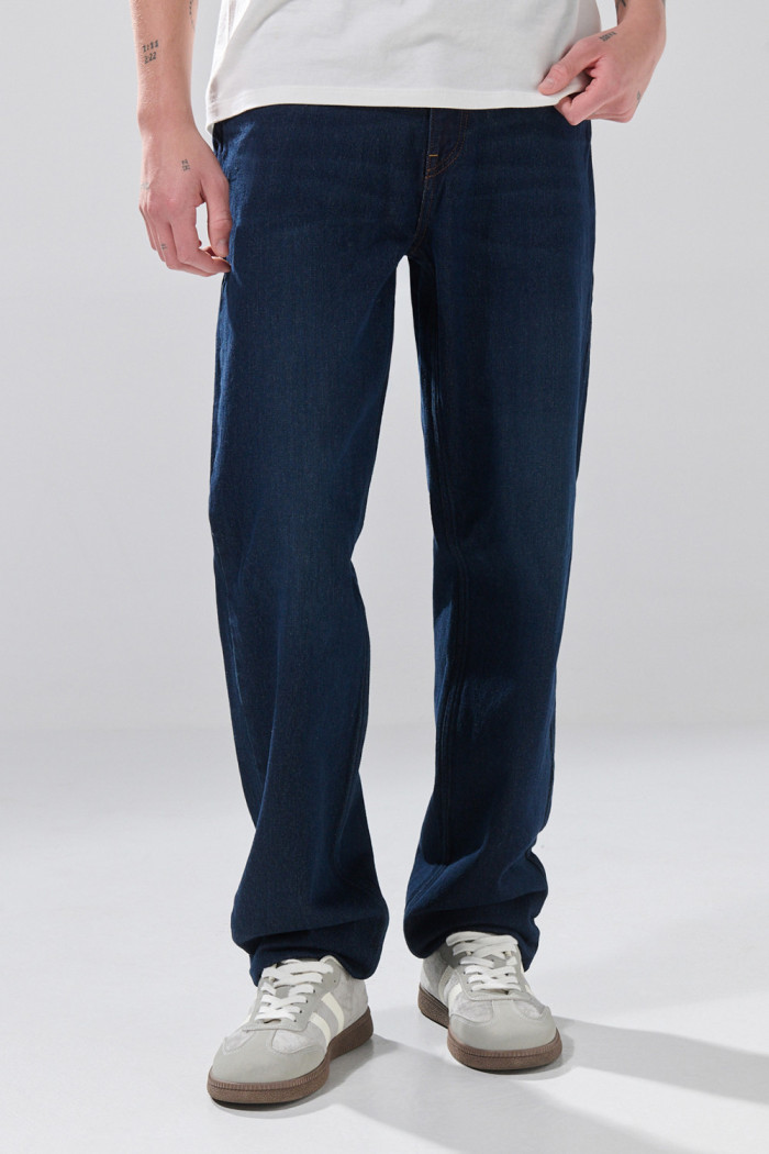 Jean infaltables 90´S azul intenso con bota recta y bolsillos
