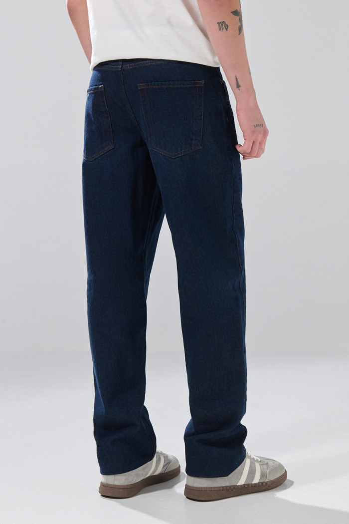 Jean infaltables 90´S azul intenso con bota recta y bolsillos
