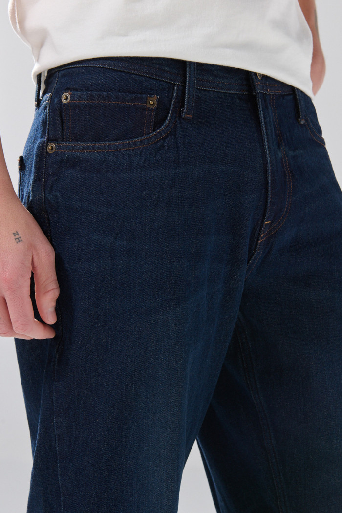 Jean infaltables 90´S azul intenso con bota recta y bolsillos

