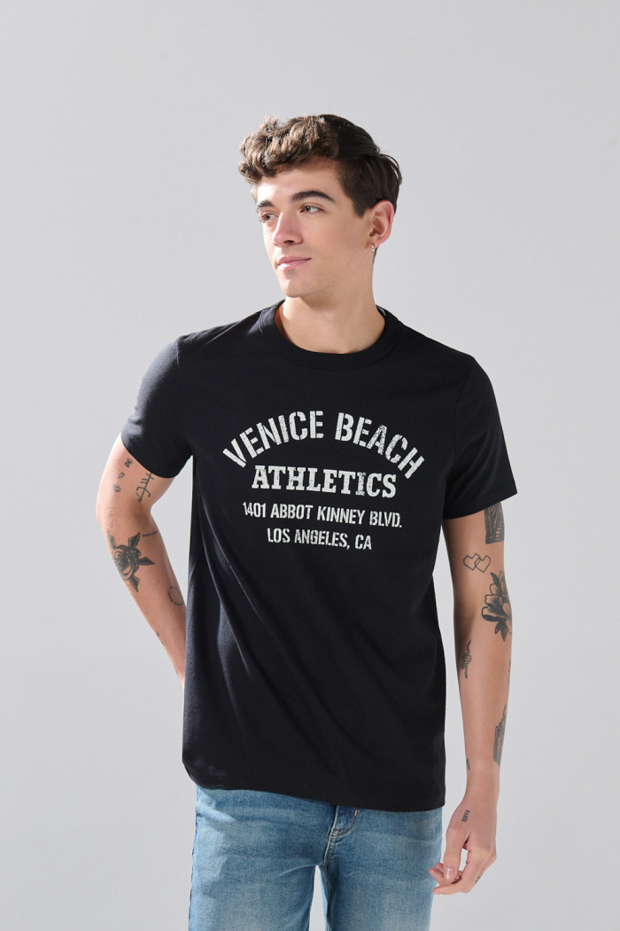 Camiseta negra cuello redondo con texto blanco college
