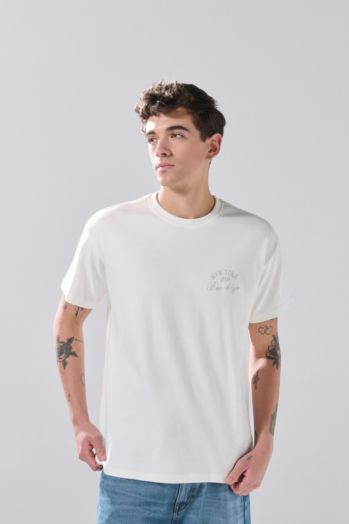 Camiseta cuello redondo crema en algodón con arte college

