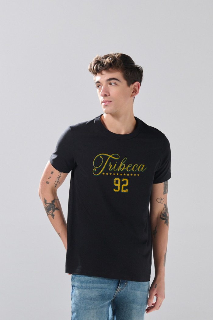 Camiseta ajustada negra cuello redondo con arte college

