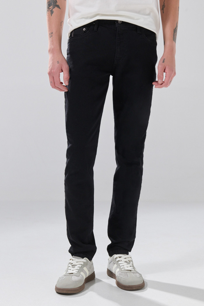 Jean negro skinny infaltables con tiro bajo y bolsillos
