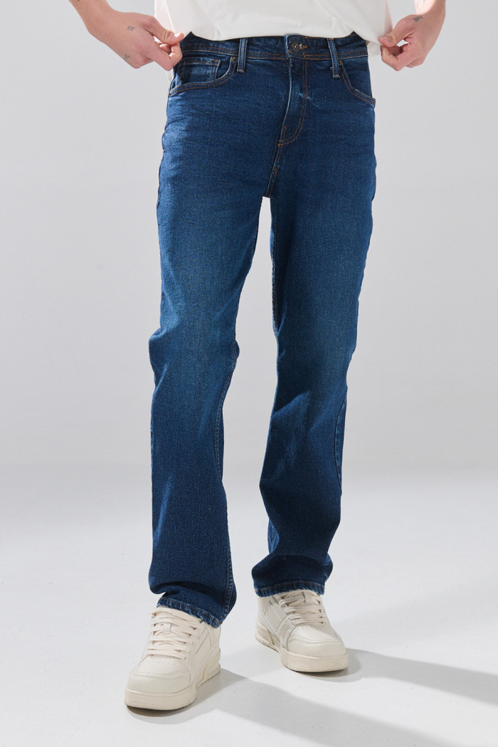 Jean straight leg infaltables azul con bota recta y bolsillos
