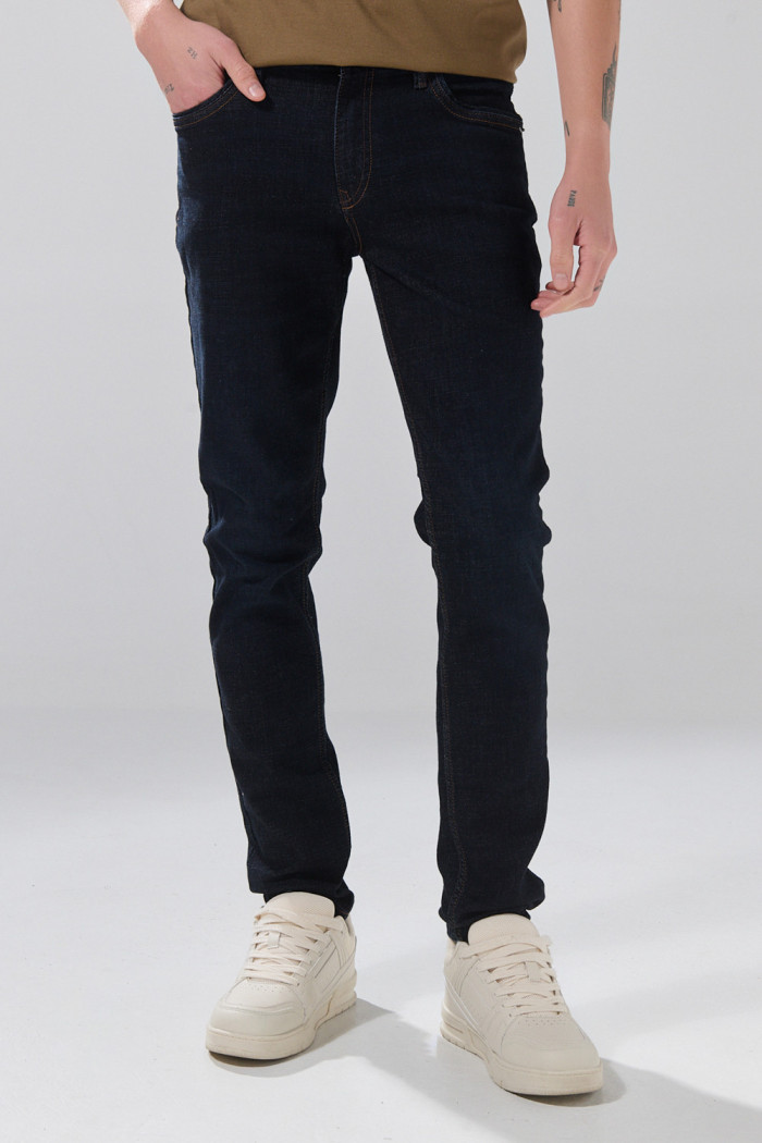 Jean azul intenso infaltables skinny con tiro bajo
