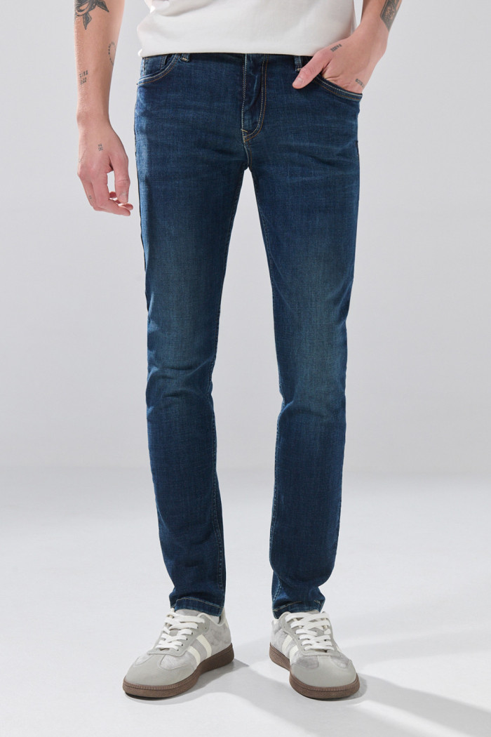 Jean skinny infaltables azul oscuro con costuras en contraste

