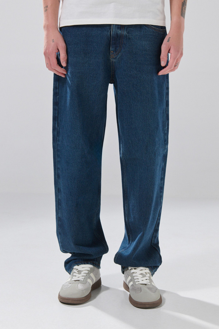 Jean baggy infaltables azul oscuro con tiro medio y bolsillos
