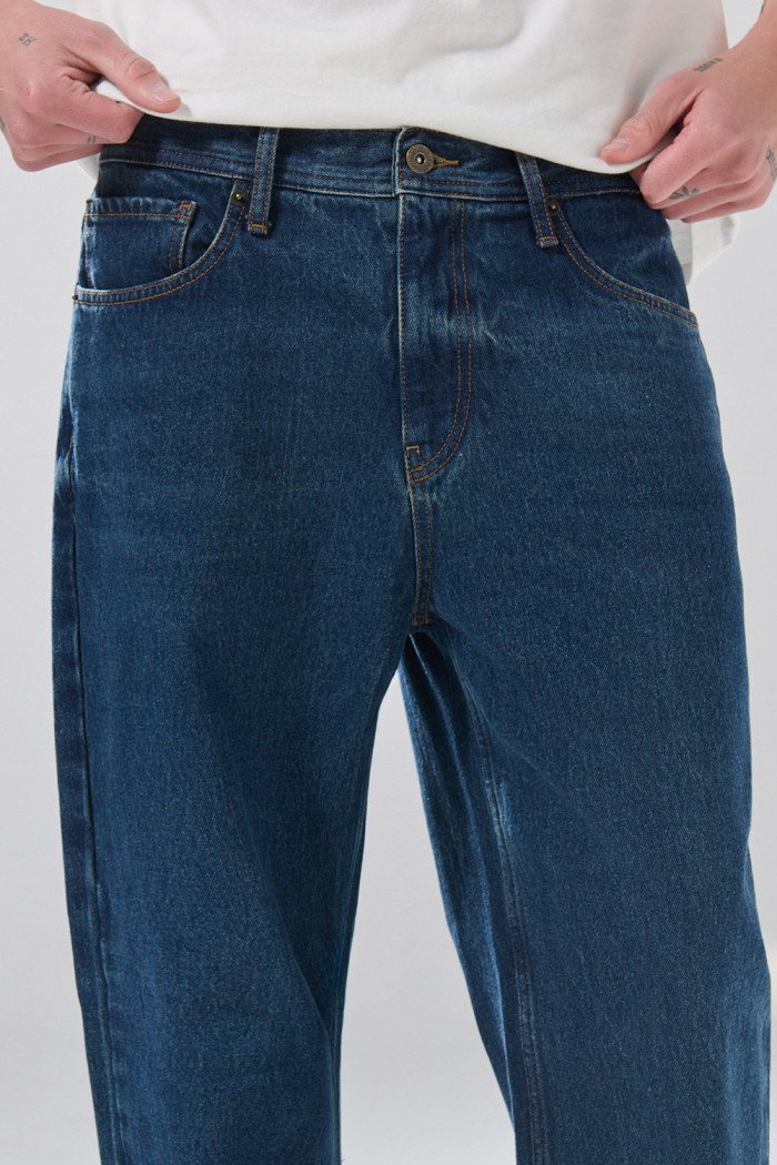 Jean baggy infaltables azul oscuro con tiro medio y bolsillos
