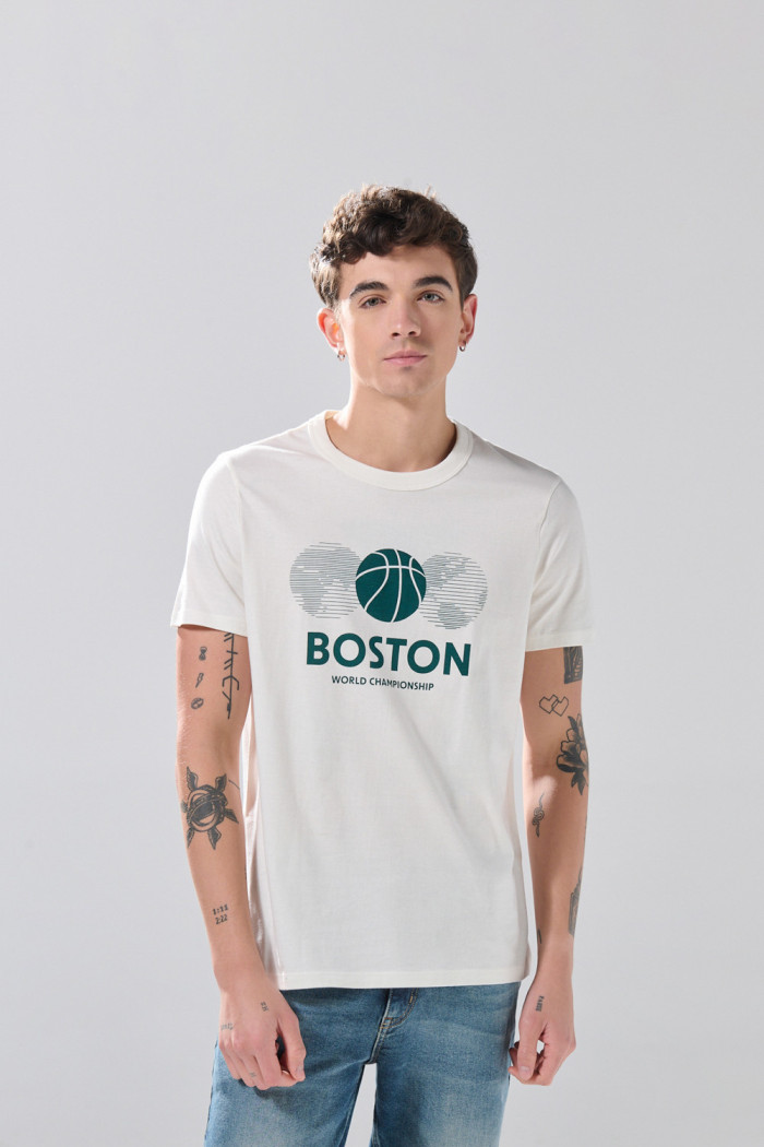 Camiseta college deportiva crema con cuello redondo
