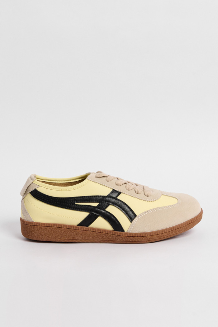 Tenis unicolores casuales con diseños negros y cortes
