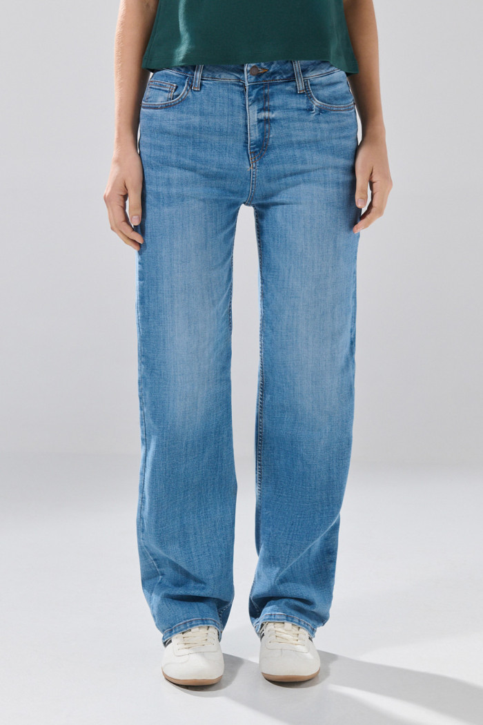 Jean azul medio straight leg infaltables con bota recta
