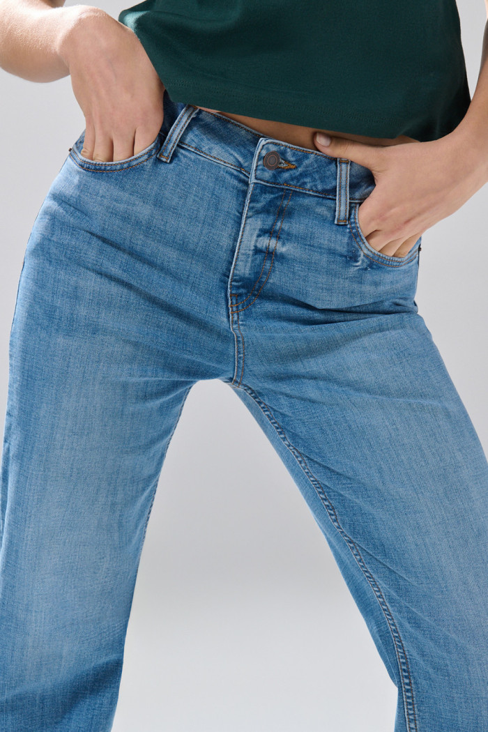 Jean azul medio straight leg infaltables con bota recta
