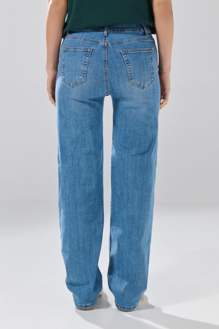 Jean azul medio straight leg infaltables con bota recta
