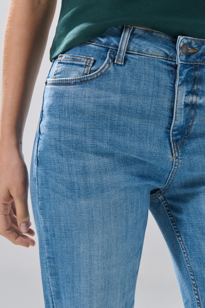 Jean azul medio straight leg infaltables con bota recta
