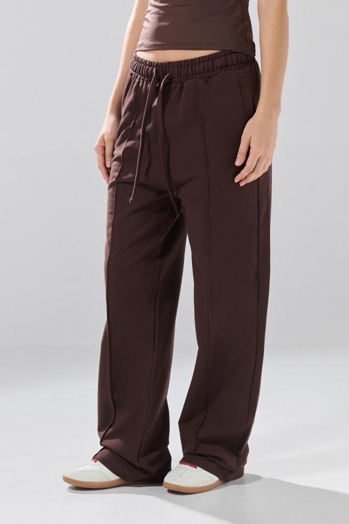 Pantalón unicolor jogger con bota ancha y vena centrada
