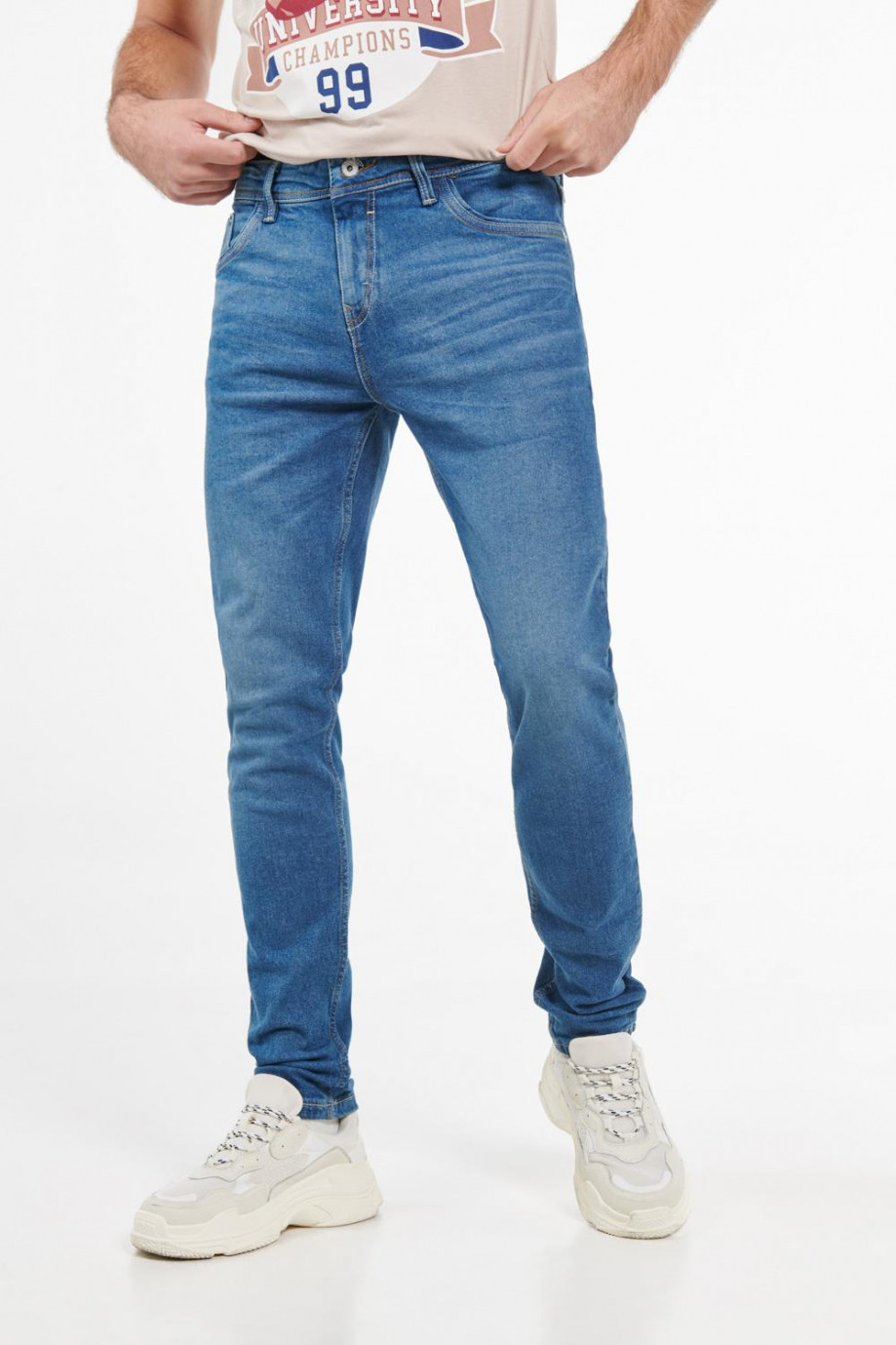Jean azul medio tipo skinny con botón en la cintura y tiro bajo