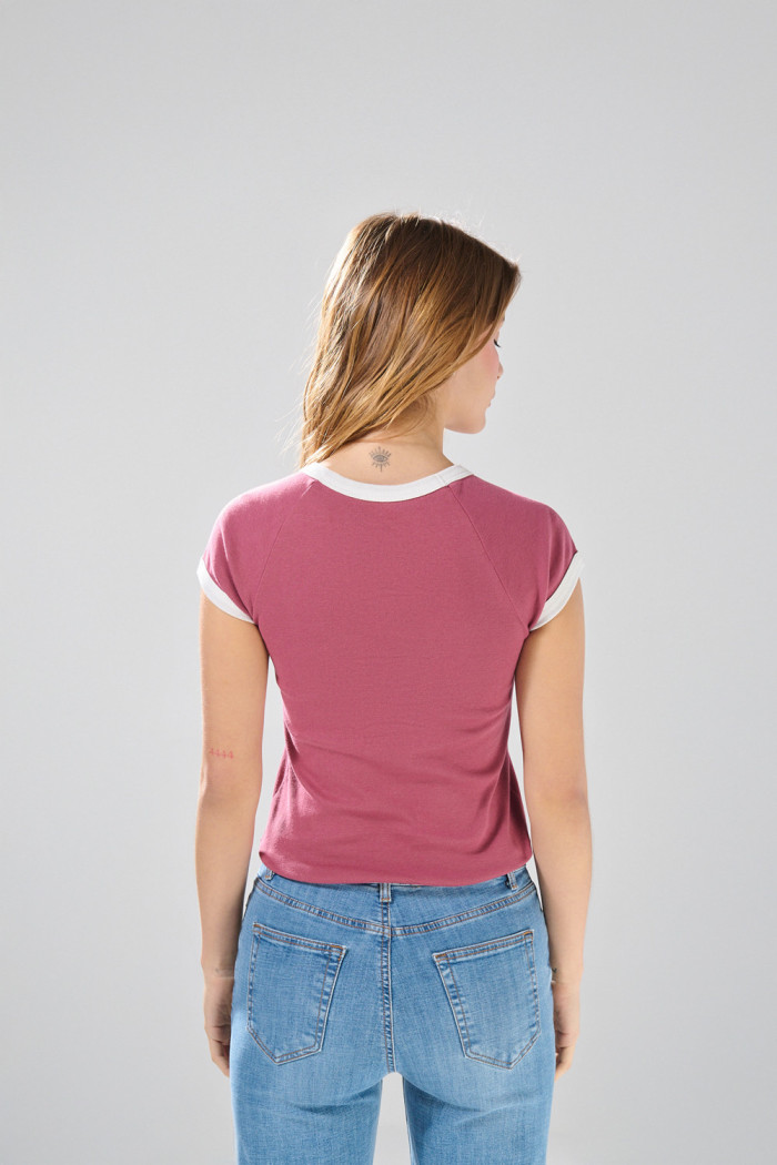 Camiseta manga ranglan corta rosada con diseño college
