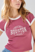 Camiseta manga ranglan corta rosada con diseño college
