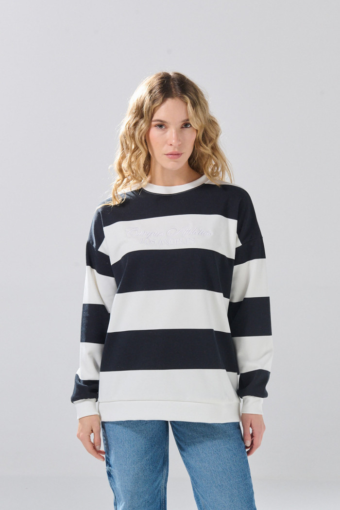 Buzo crema oversize cuello redondo con rayas y arte college
