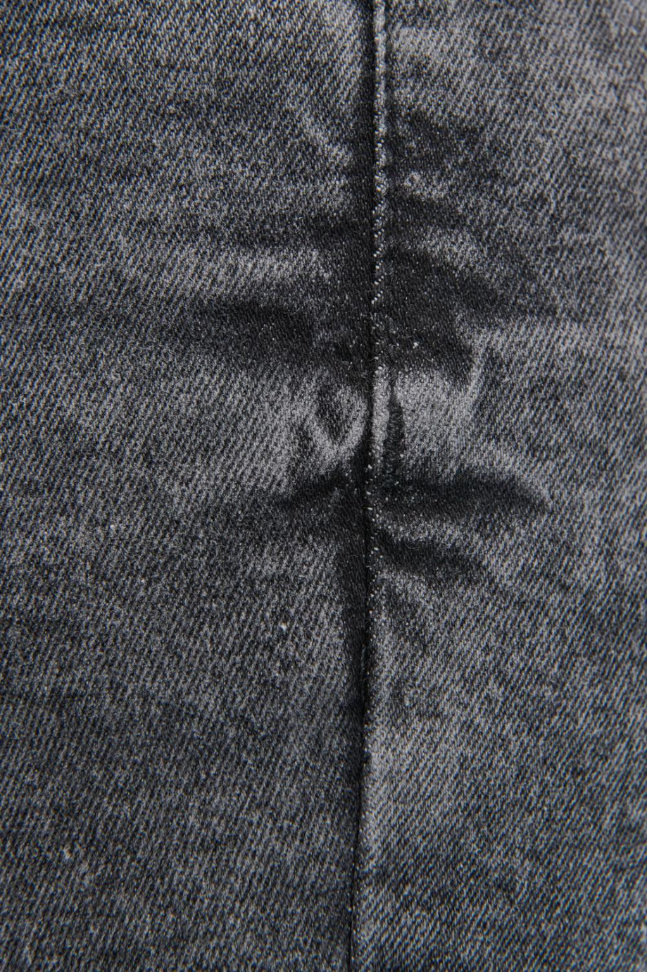 Jean slim tiro bajo gris oscuro con rotos en las rodillas