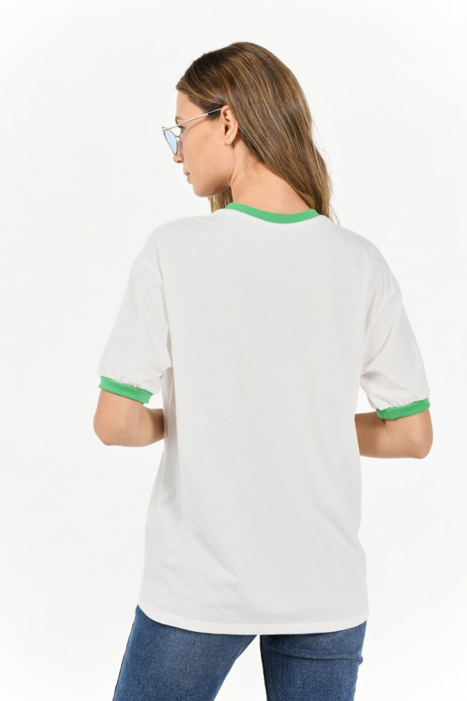 Camiseta manga corta con estampado en frente, con contraste en puños.