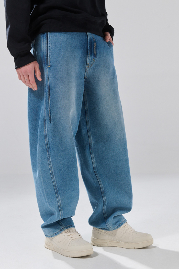 Jean balloon bota ancha azul claro con 5 bolsillos
