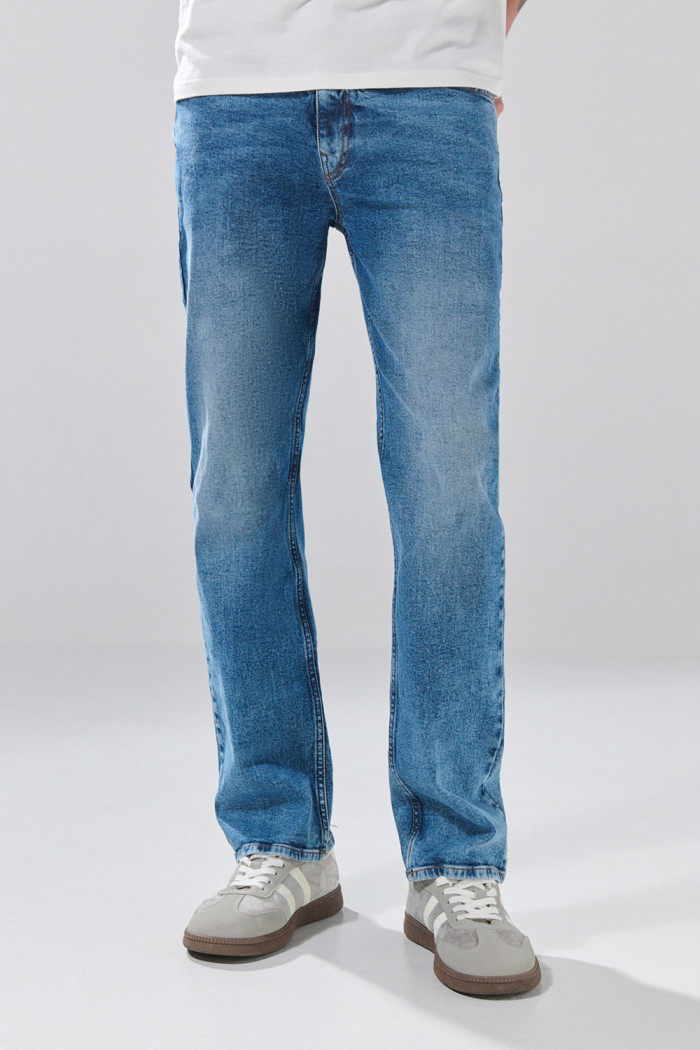 Jean azul medio straight leg infaltables con desgastes
