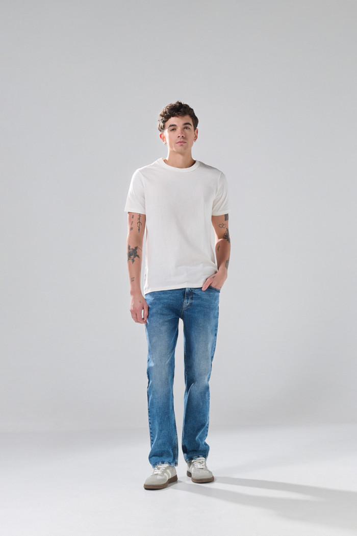 Jean azul medio straight leg infaltables con desgastes
