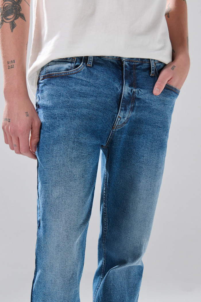 Jean azul medio straight leg infaltables con desgastes
