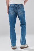 Jean azul medio straight leg infaltables con desgastes

