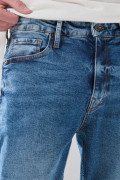 Jean azul medio straight leg infaltables con desgastes
