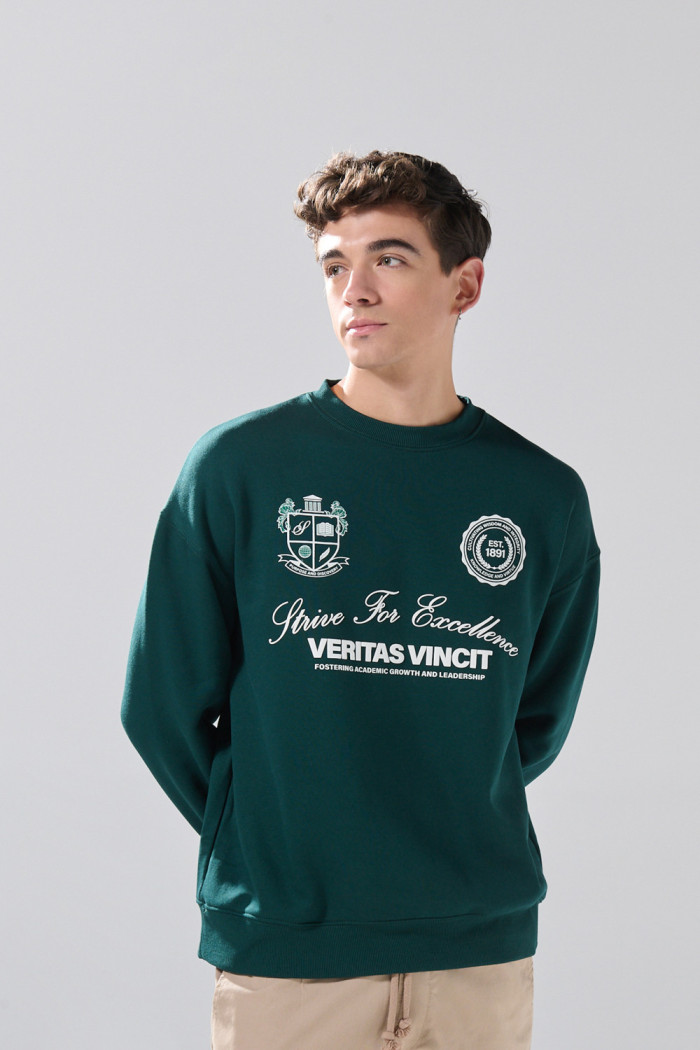 Buzo oversize cuello redondo verde oscuro con arte college
