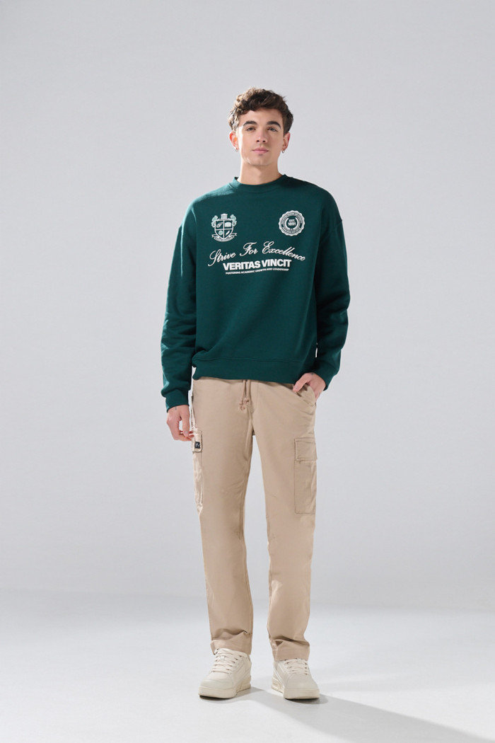 Buzo oversize cuello redondo verde oscuro con arte college
